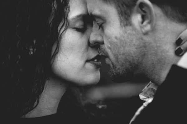 Mand og kvinde kysser i sort hvid