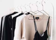 Tøj på bøjler - garderobetjek