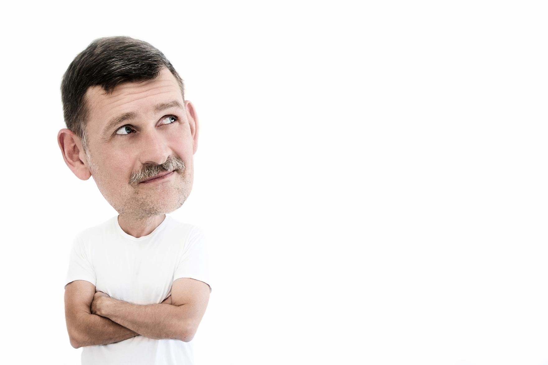 mand med forstørret stort hoved