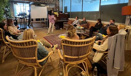 Mennesker der sidder i rundkreds til en workshop