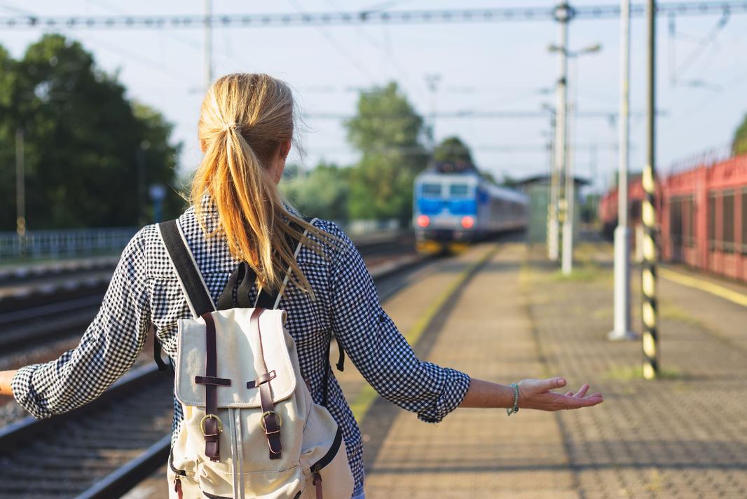 Forladt på peronnen lille