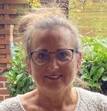 Tina G., klient hos Mind First, smilende. Begejstret for online koncept og udbytte af det