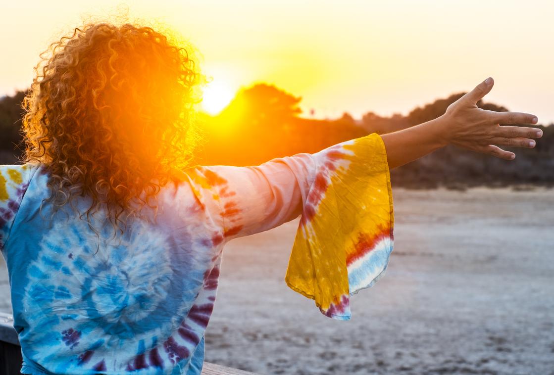 Simona Pilolla mod solen med armene ud - ryggen til