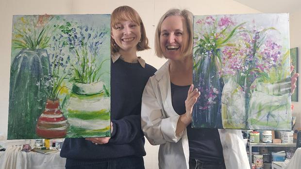 Mathilde og CC med blomster og vaser