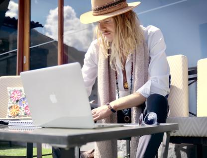 Jordy Jaarsma working at his desk