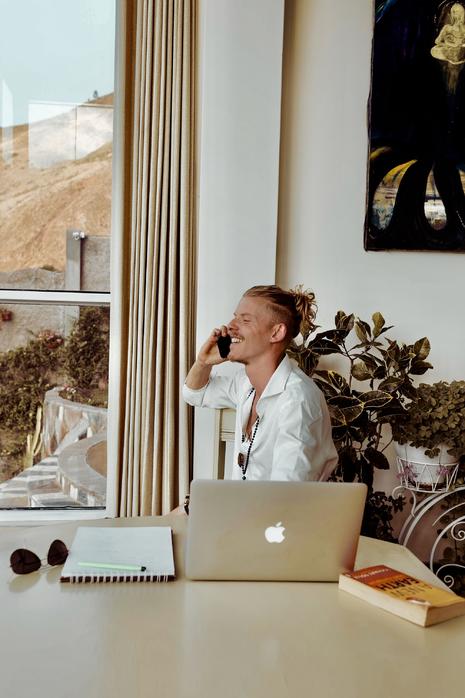 Jordy Jaarsma smiling while talking on the phone