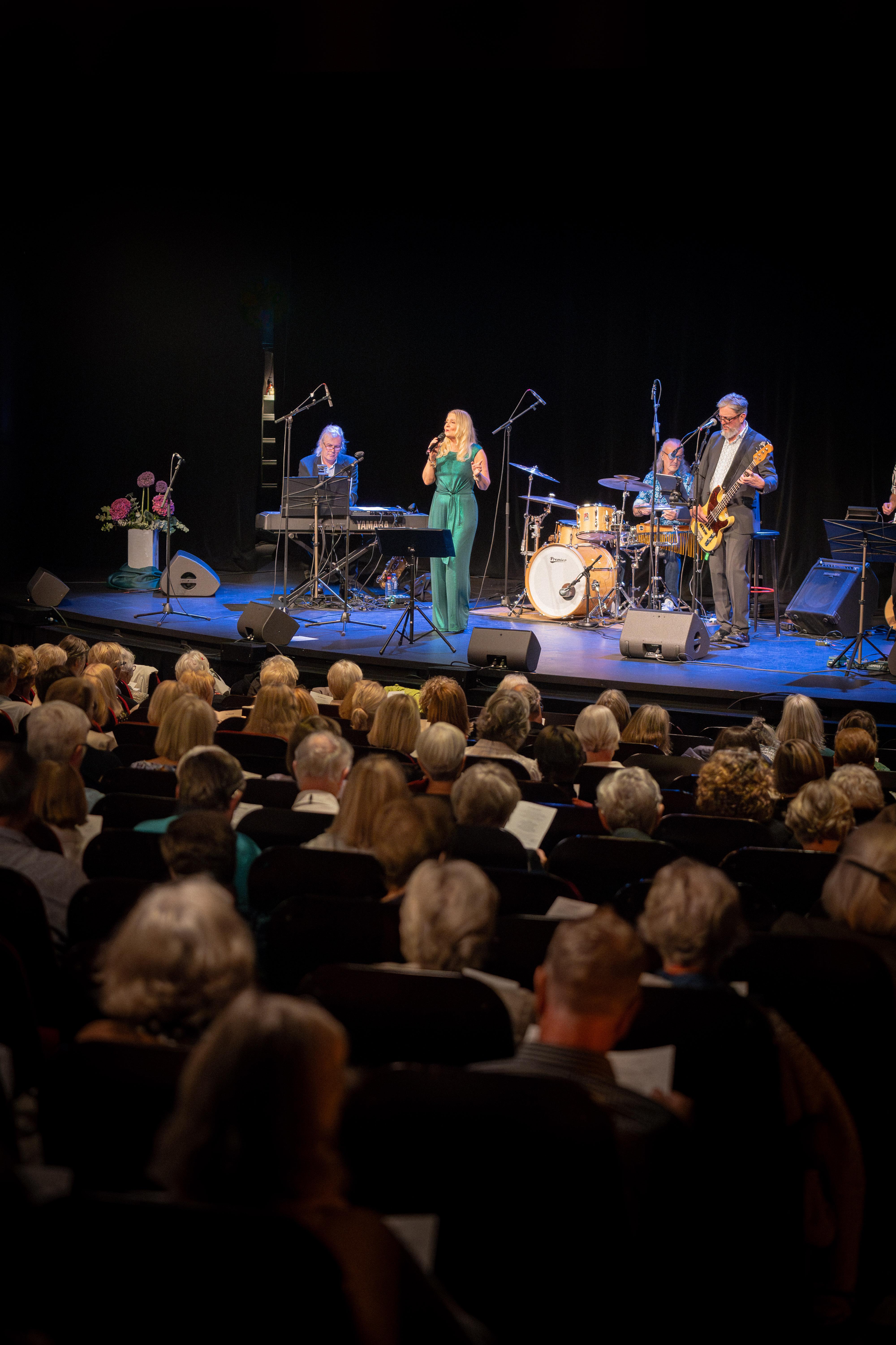 Bandet med publik på avstånd