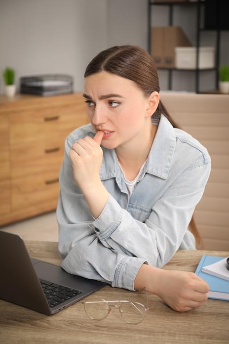 Leder, der bider negle fordi hun er usikker i lederrollen