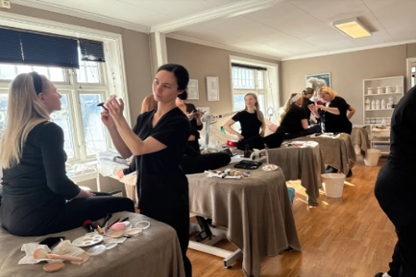 Studenter utfører hudpleie