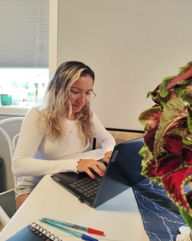 student studerer nettstudie hjemmefra