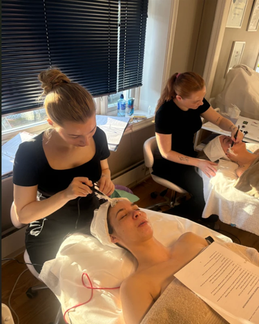 evel utfører hudpleie på hudpleieskolen