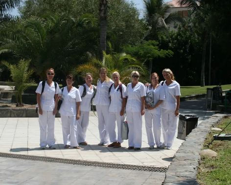 Studenter på hudpleie skolen i Gran Canaria smiler