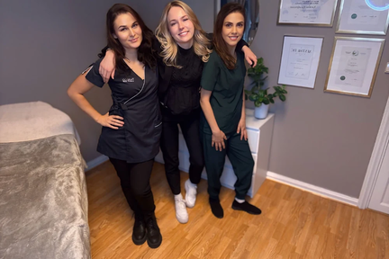 Elever smiler til kamera