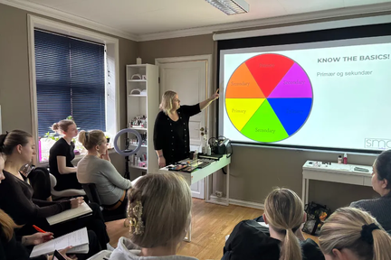 Studenter lærer hudpleie utdanning