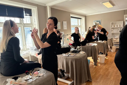 Studenter utfører hudpleie utdanning