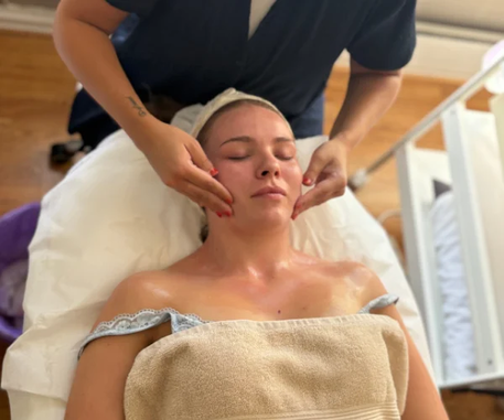 student utfører ansiktsbehandling inspirert av hudpleie utdanning nettbasert