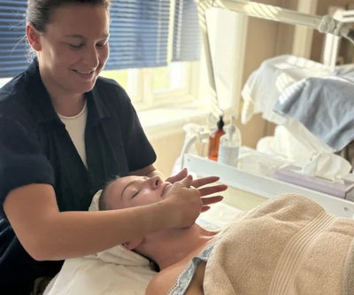 student utfører hudpleie under hudpleie utdanning nettbasert