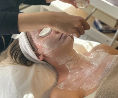 student utfører avansert hudpleieteknikk under nettstudiet