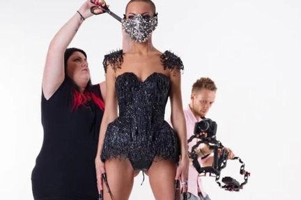 Makeup artist gjør siste forberedelser