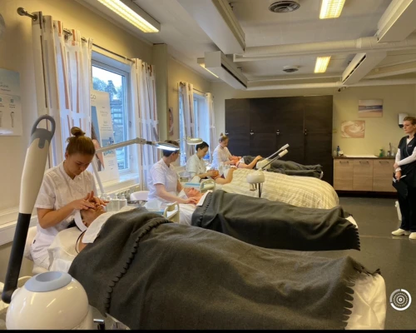 Hudpleiestudenter i praktisk undervisning ved vår hudpleie utdanning avdeling i Stavanger