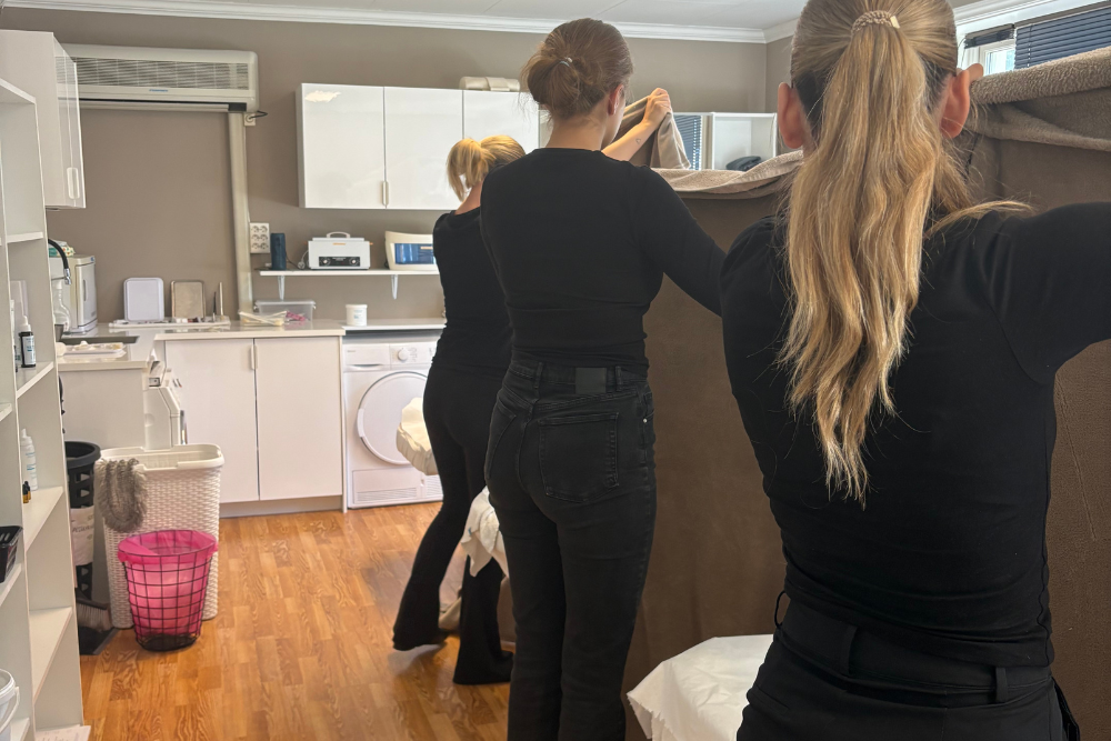 Elever gjør seg klar til å lære hudpleie utdanning i Moss