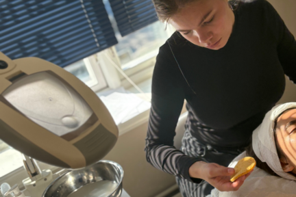 Elev utfører hudpleie under hudpleie studium i Østfold