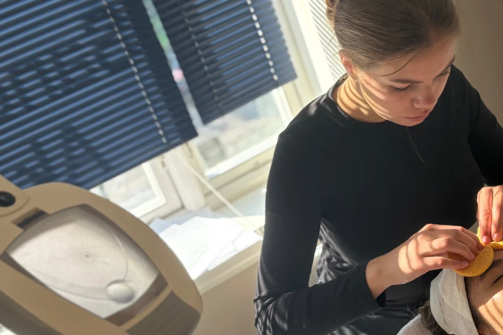 Student konsentrerer seg ved utførelse av hudpleie utdannelse i Moss