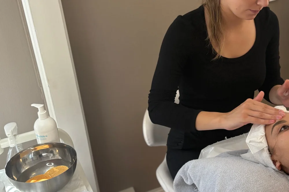 Student utfører vakkert hudpleie rutine under studiet i Moss, Østfold.