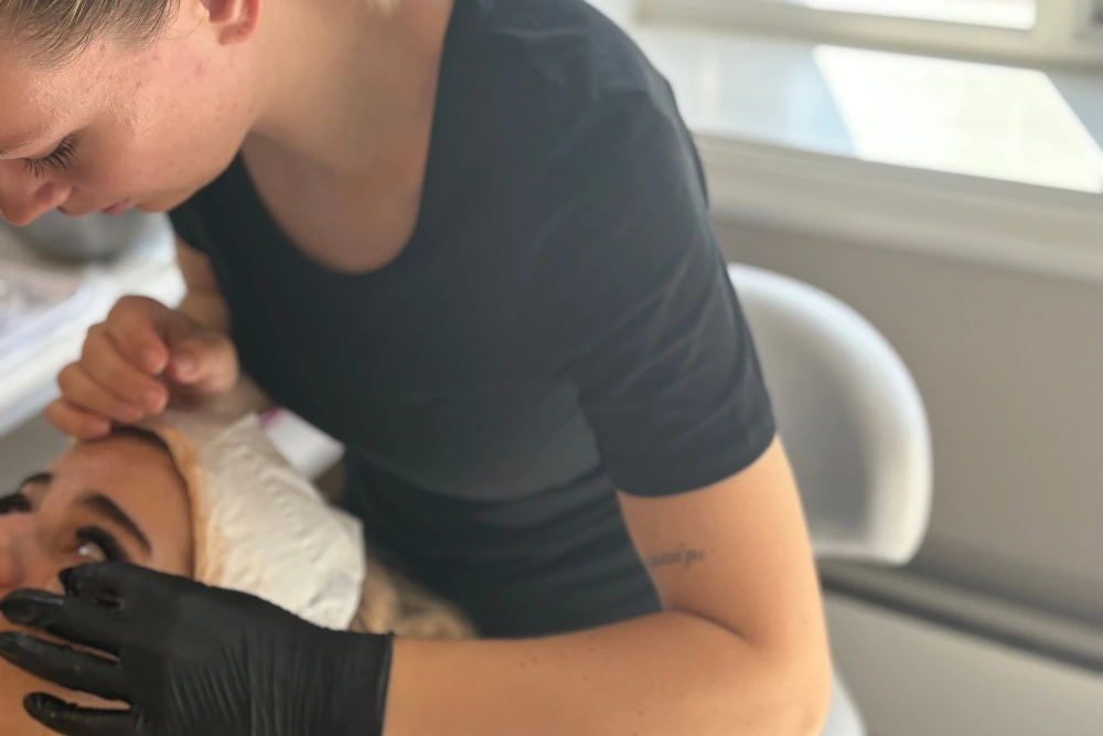 Elev i Tønsberg utfører hudpleie under hudpleie utdanning