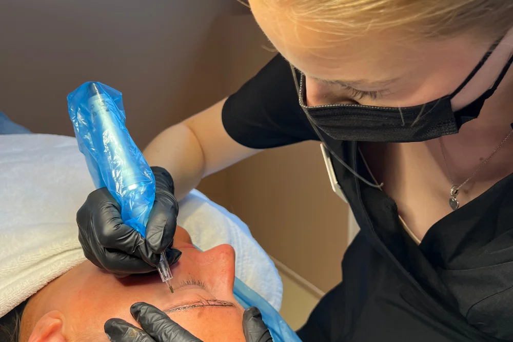 student utfører bryn under hudpleie utdanning i Tønsberg