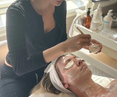 student øver på hudpleie utdanning nettbasert