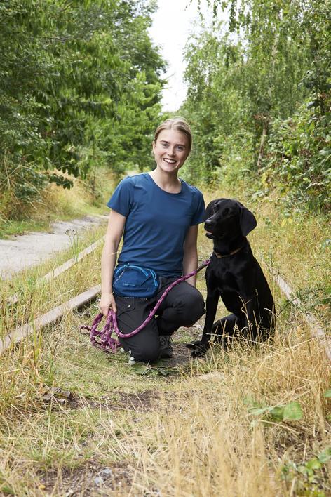 hundetræner og sort hund