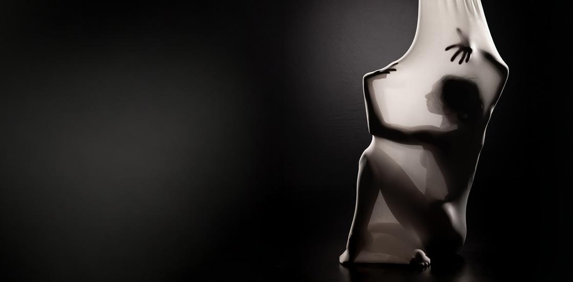 Kvinde i hvid strækstof på sort baggrund - traumemotiv