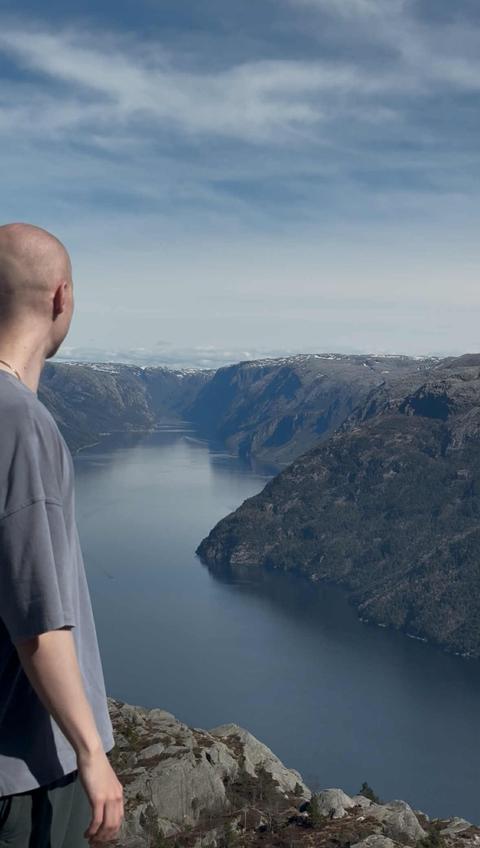 Person som ser utover fjorden