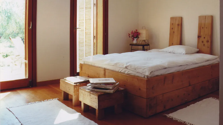 Double bed in private single room 16to9