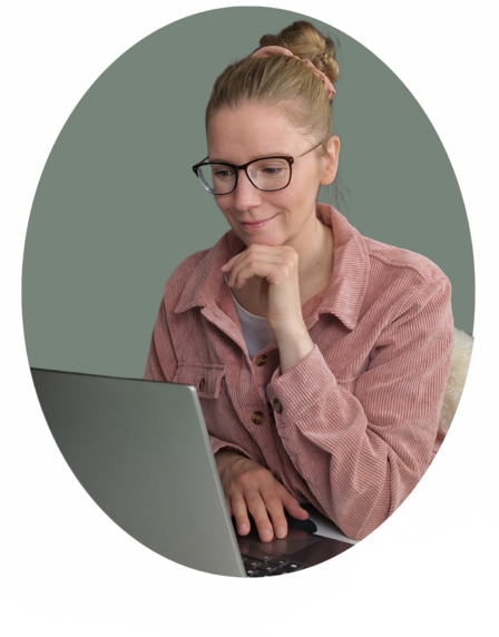 Lene Steinke, diætist og psykoterapeut i Viborg, smiler ved sin computer – Mind First nyhedsbrev om følelsesmæssig spisning