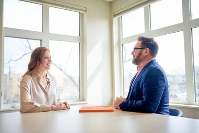 Ryan Quesnel, certified executivRyan Quesnel providing executive leadership coaching to a female middle manager. She sits across from Ryan speaking to him about an issue she is having.