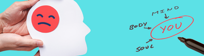 2 hænder holdet et udklip af et hoved og der er en rød trist smiley. Ved siden af er der tegnet teksten mind, body, soul og you i midten. I hjørnet er der en tusch