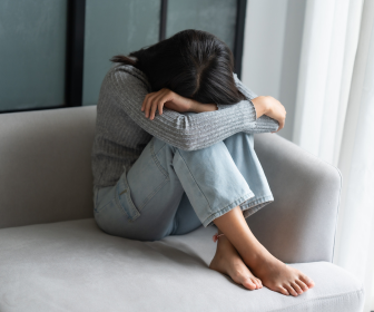 Udfordringer-kvinde-i-sofa-ked-af-det