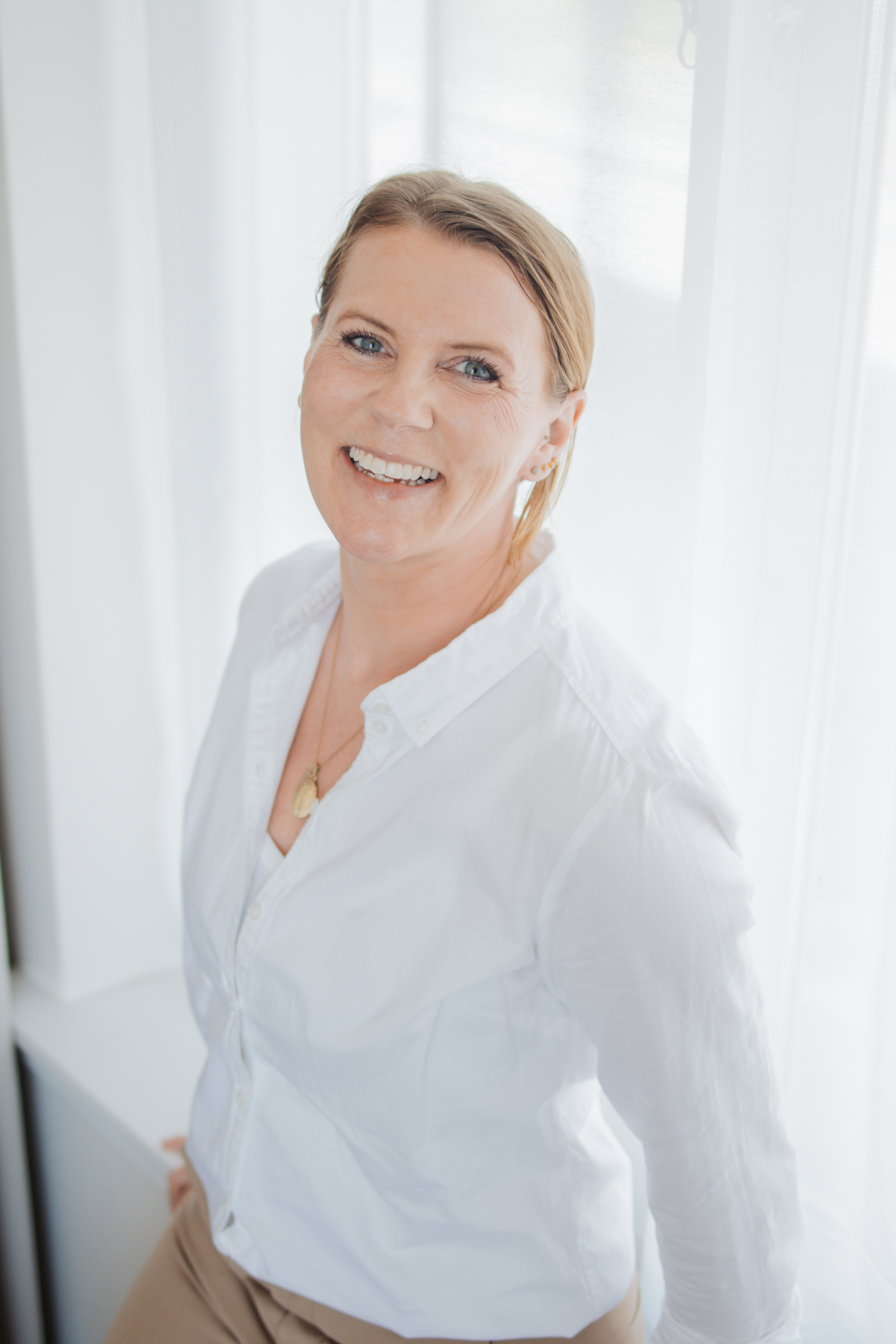 Line Samsø i hvid skjorte smiler