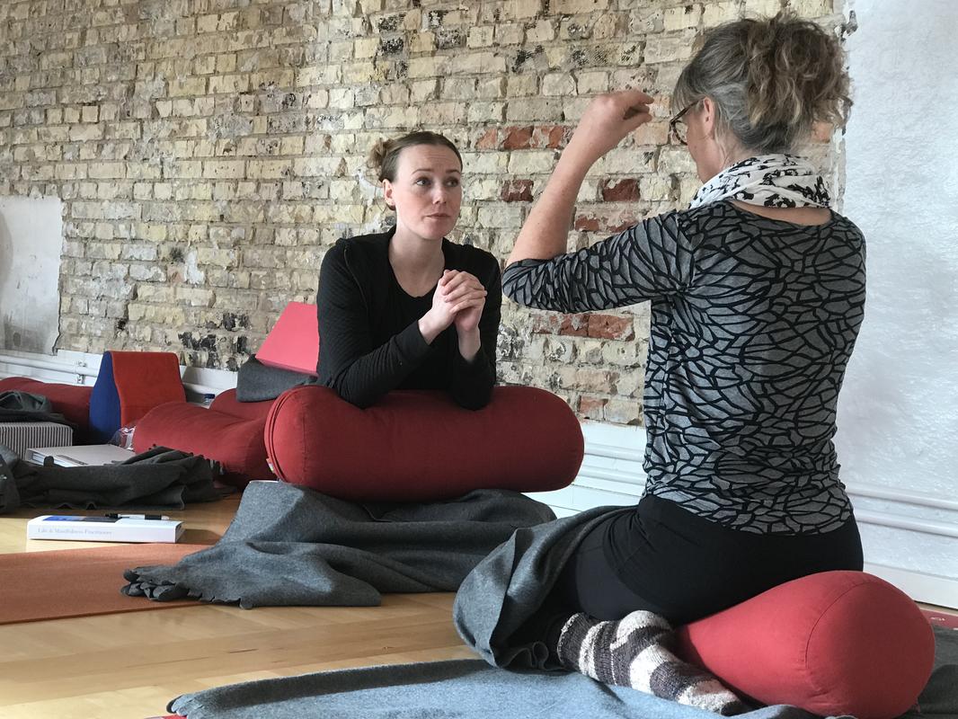 Intens samtale under undervisningen