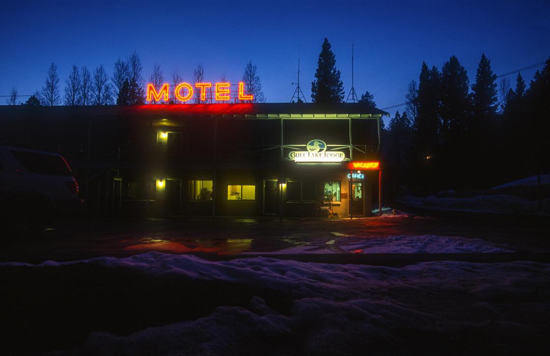 photo-1600375235940-76fb0f15b010