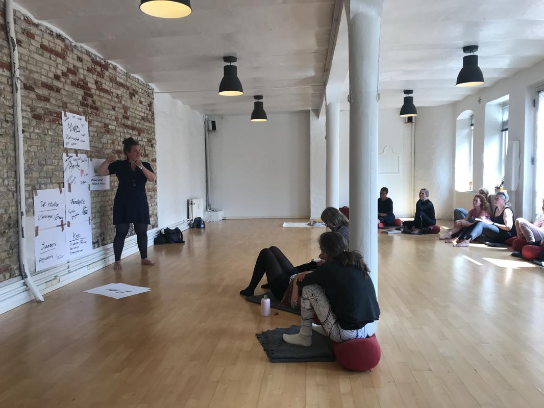 Undervisning - Flora tegner og fortæller