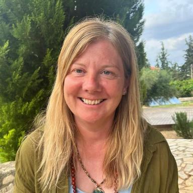 Lynne Sutherland - Safe to Feel woman