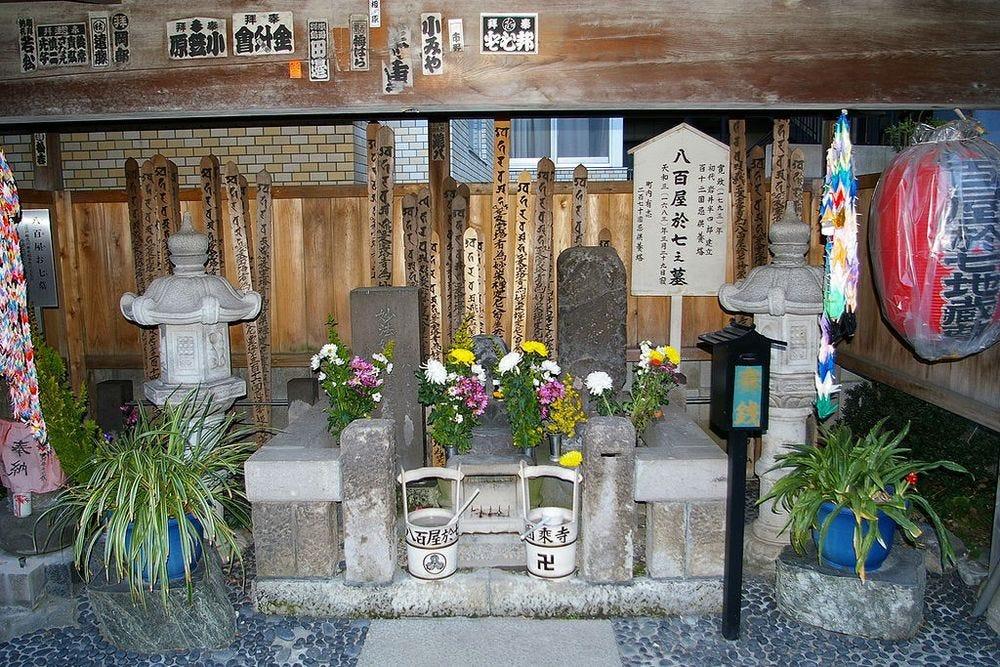 Fire-Horse-Yaoya Oshichi's-Grave-Tokyo. jpg