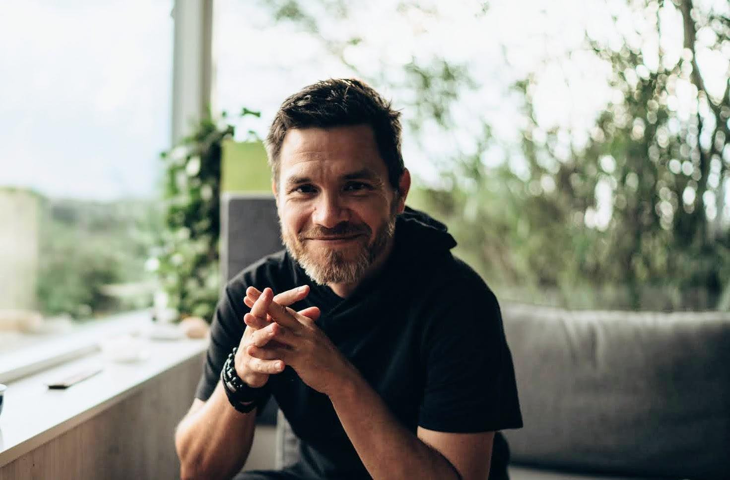 Anders Lorentz smiler med foldede hænder