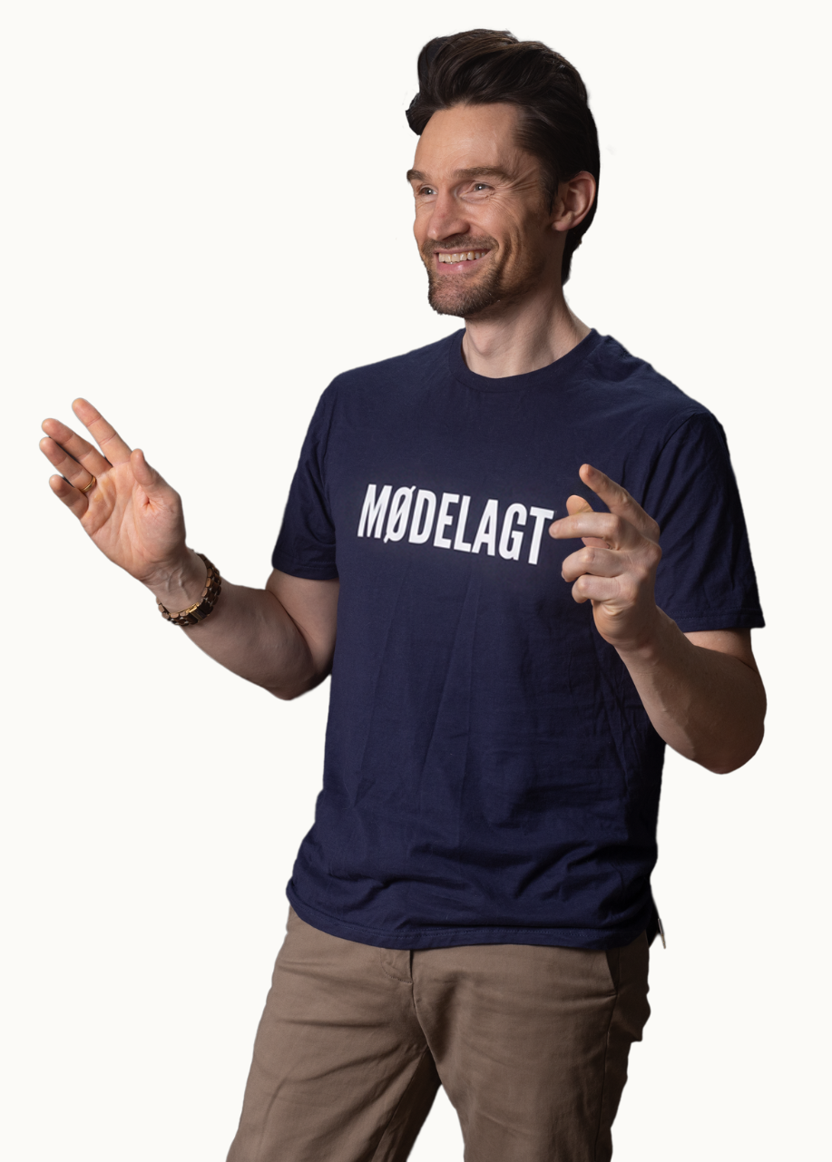 Bastian-foto-Moedelagt-tee-baggrund-knækket hvid