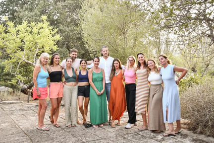 group picture fellow travelers like minded people meeting at yoga and deep transformation retreat mallorca