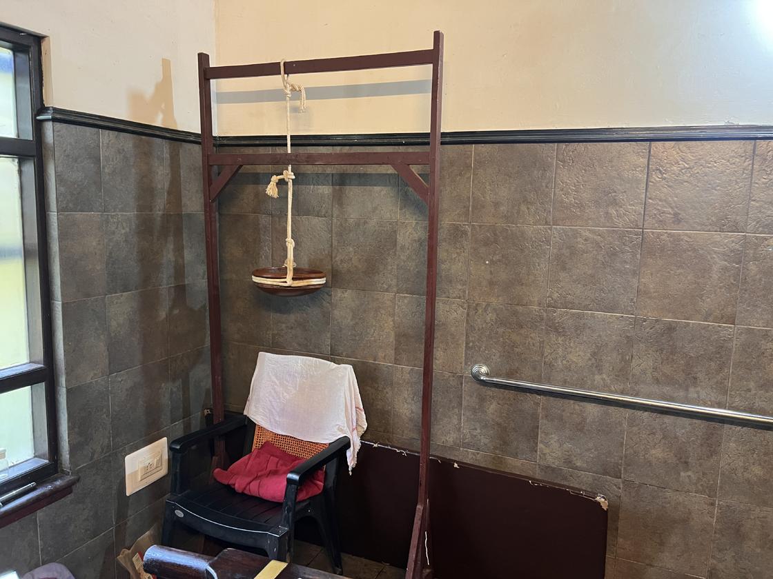 Ayurvedic oil pouring chair