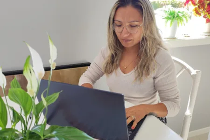 student studerer hudpleie utdanning hjemmefra